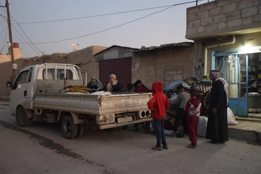 Xelkê Dirbêsiyê alîkariyan ji koçberan re kom dikin