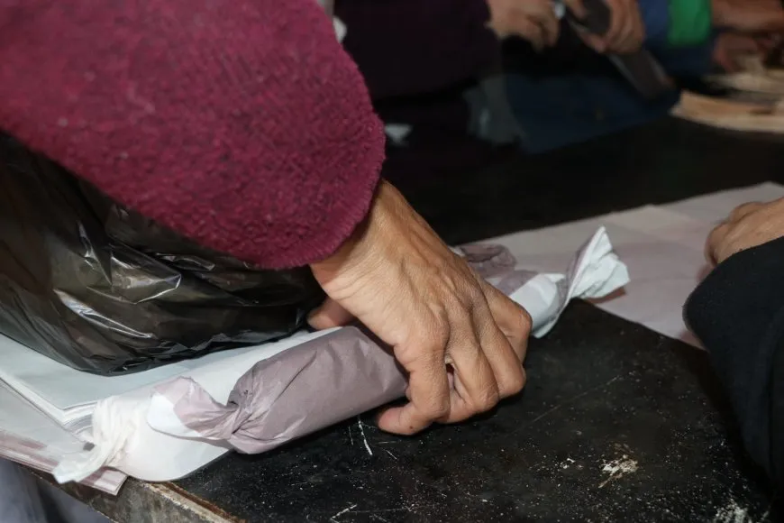 Dayikên li taxên Şêxmeqsûd û Eşrefiyê xwarinê ji bo hêzên parstinê amade dikin