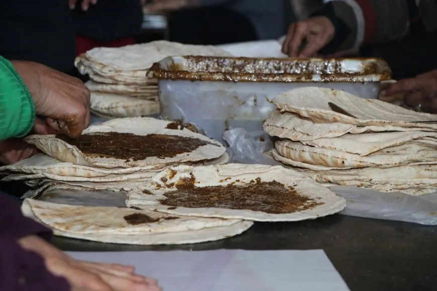 Dayikên li taxên Şêxmeqsûd û Eşrefiyê xwarinê ji bo hêzên parstinê amade dikin