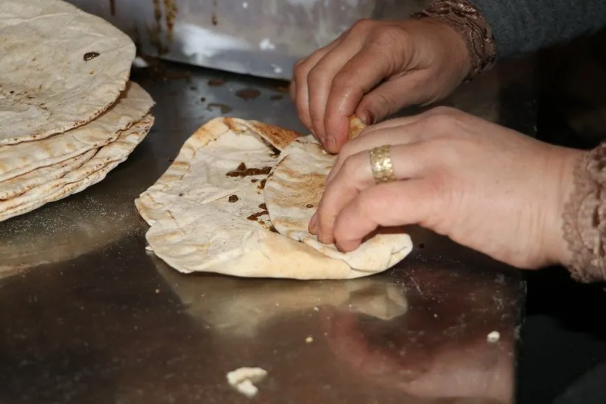 Dayikên li taxên Şêxmeqsûd û Eşrefiyê xwarinê ji bo hêzên parstinê amade dikin