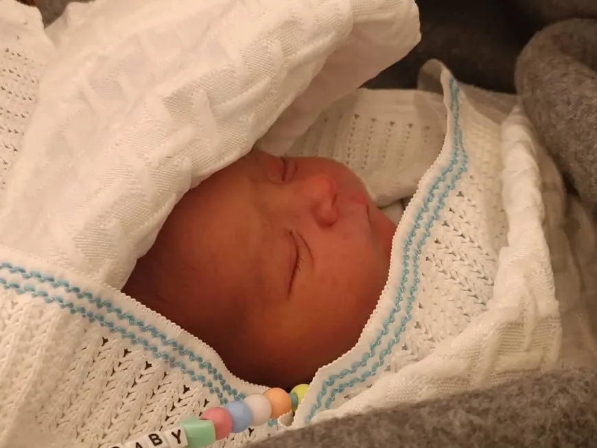 Dayikekê navê Efrîn da pitikê xwe
