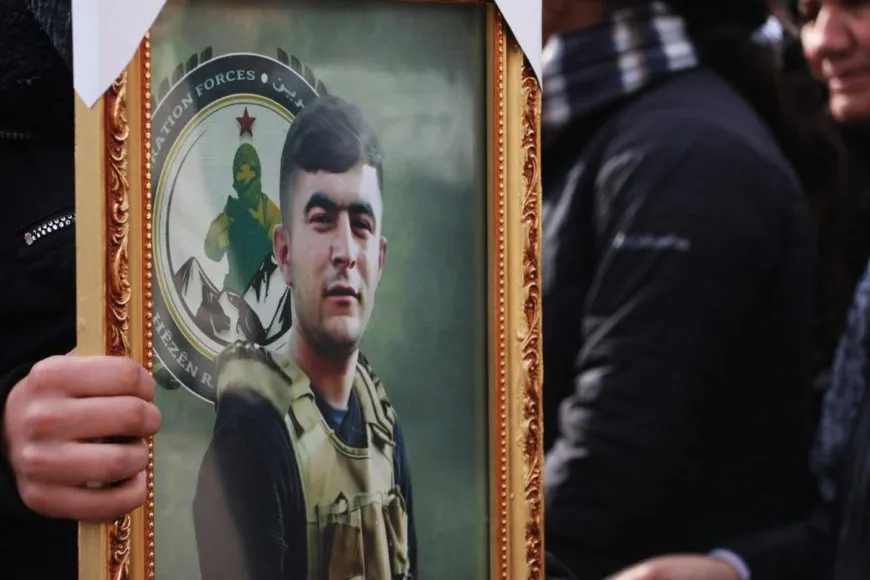 Şêniyên Hesekê û koçberan cenazeyên 3 şehîdan oxir kirin