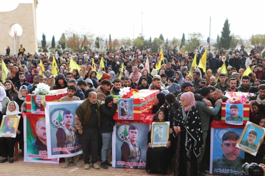 Şêniyên Hesekê û koçberan cenazeyên 3 şehîdan oxir kirin