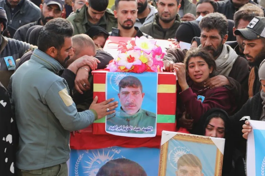 Şêniyên Hesekê û koçberan cenazeyên 3 şehîdan oxir kirin