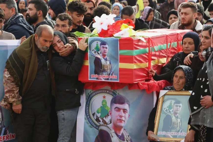 Şêniyên Hesekê û koçberan cenazeyên 3 şehîdan oxir kirin