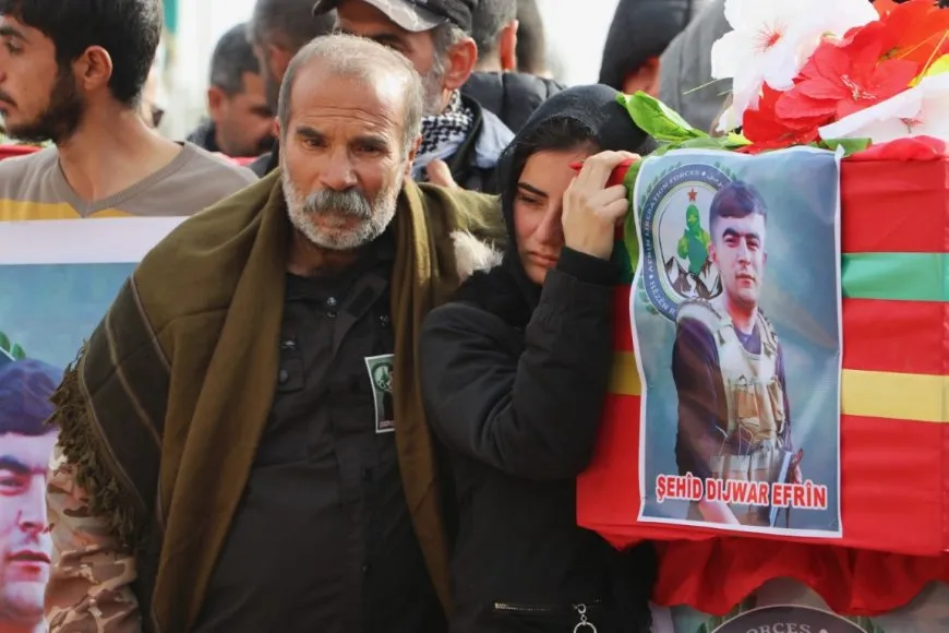 Şêniyên Hesekê û koçberan cenazeyên 3 şehîdan oxir kirin