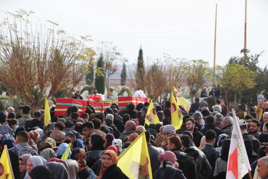 Şêniyên Hesekê û koçberan cenazeyên 3 şehîdan oxir kirin