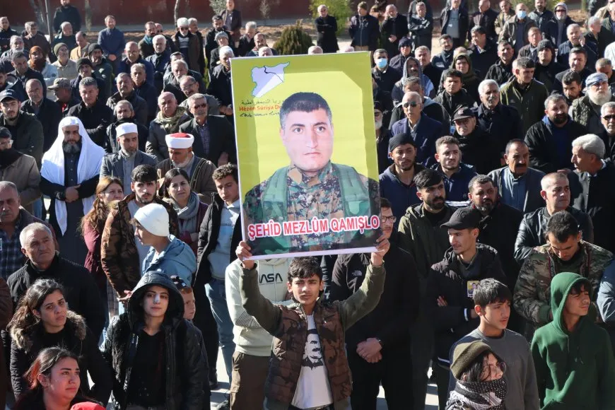 Bi hezaran kes beşdarî merasîma 5 şehîdan bûn 