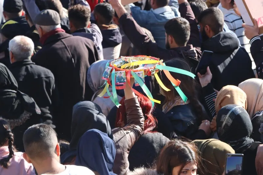 Bi hezaran kes beşdarî merasîma 5 şehîdan bûn 