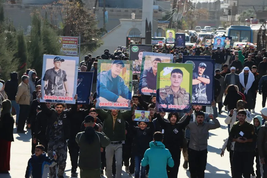 Bi hezaran kes beşdarî merasîma 5 şehîdan bûn 