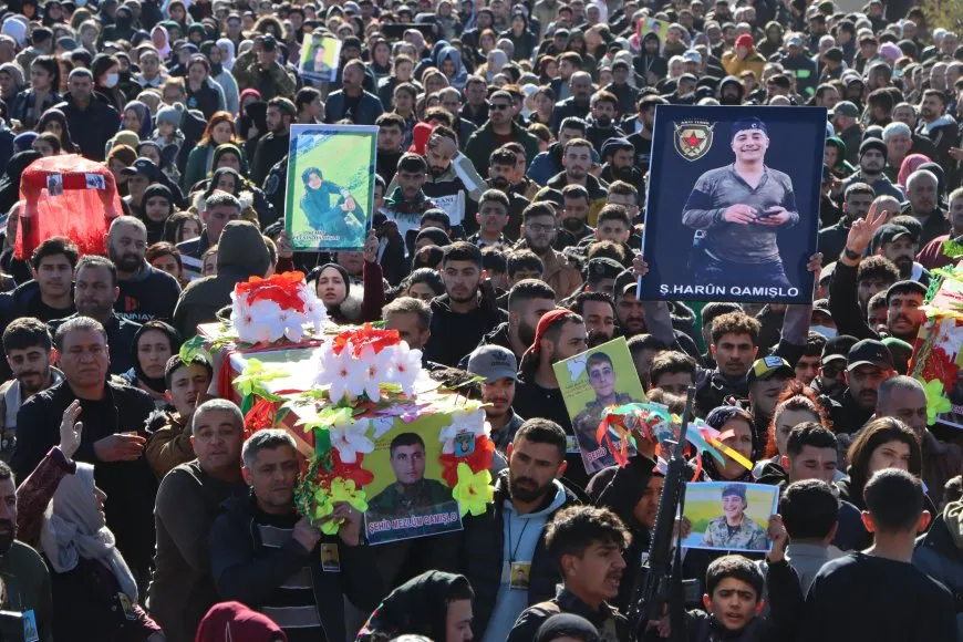 Bi hezaran kes beşdarî merasîma 5 şehîdan bûn 