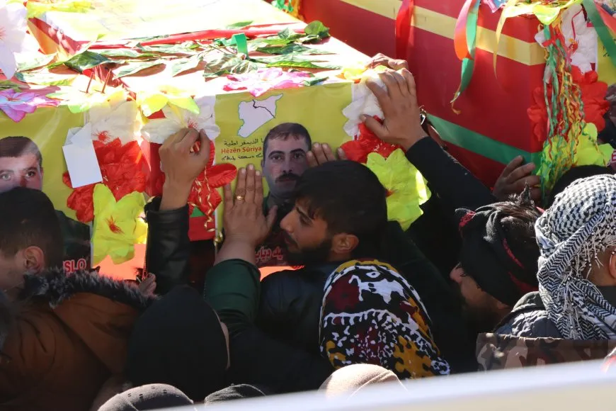 Bi hezaran kes beşdarî merasîma 5 şehîdan bûn 
