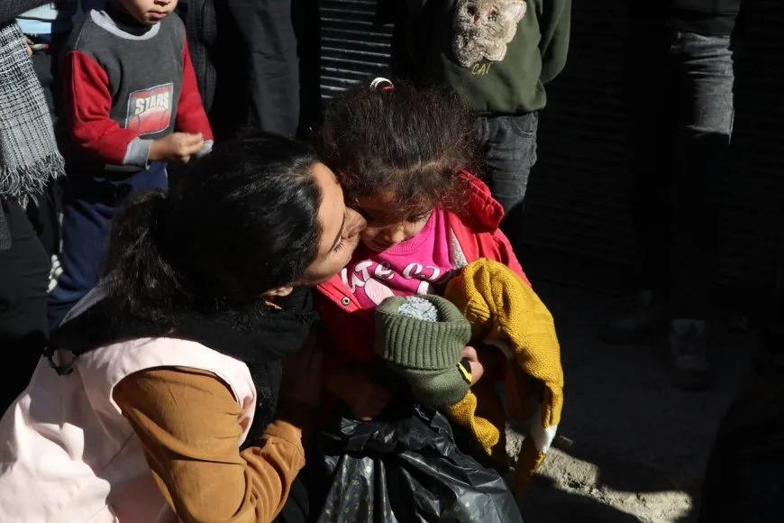 Weqfa Jina Azad a Heleb alîkarî pêşkêşî koçberên Şehbayê kirin