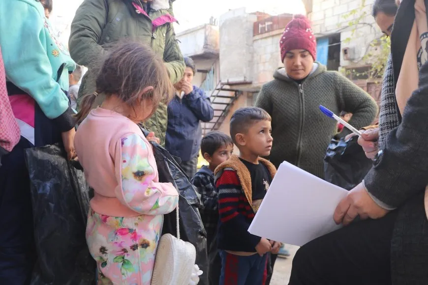 Weqfa Jina Azad a Heleb alîkarî pêşkêşî koçberên Şehbayê kirin