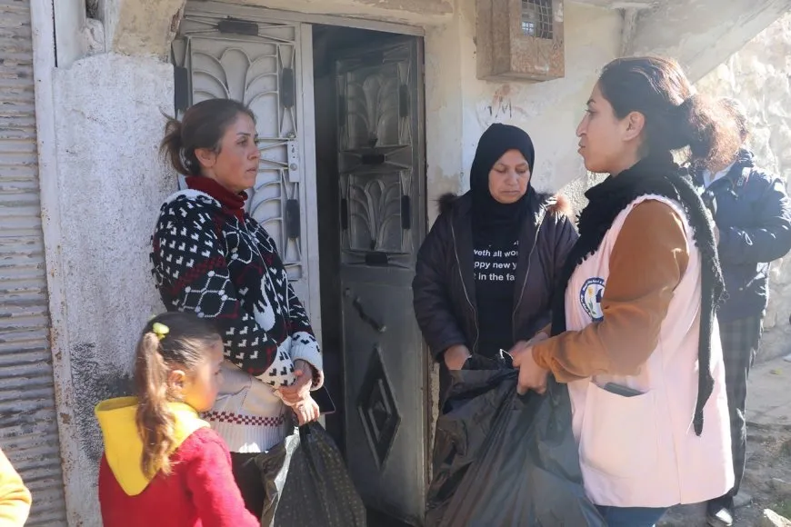 Weqfa Jina Azad a Heleb alîkarî pêşkêşî koçberên Şehbayê kirin