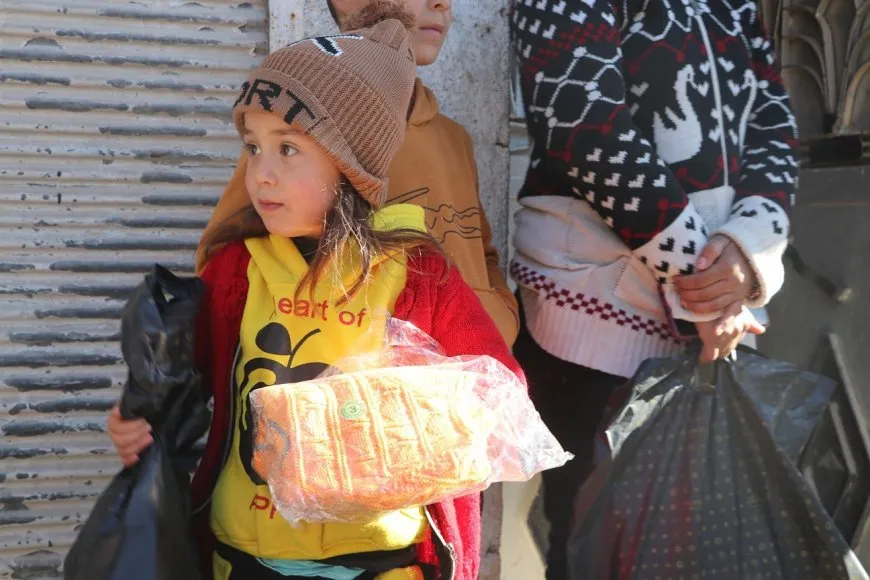 Weqfa Jina Azad a Heleb alîkarî pêşkêşî koçberên Şehbayê kirin