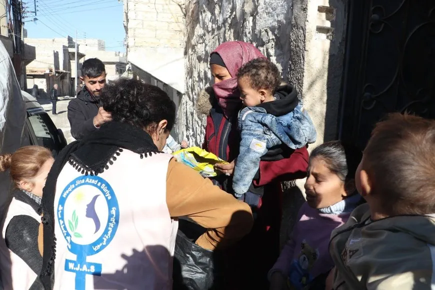 Weqfa Jina Azad a Heleb alîkarî pêşkêşî koçberên Şehbayê kirin