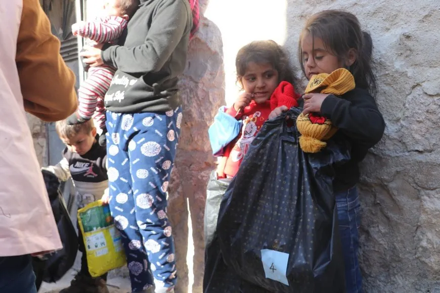 Weqfa Jina Azad a Heleb alîkarî pêşkêşî koçberên Şehbayê kirin