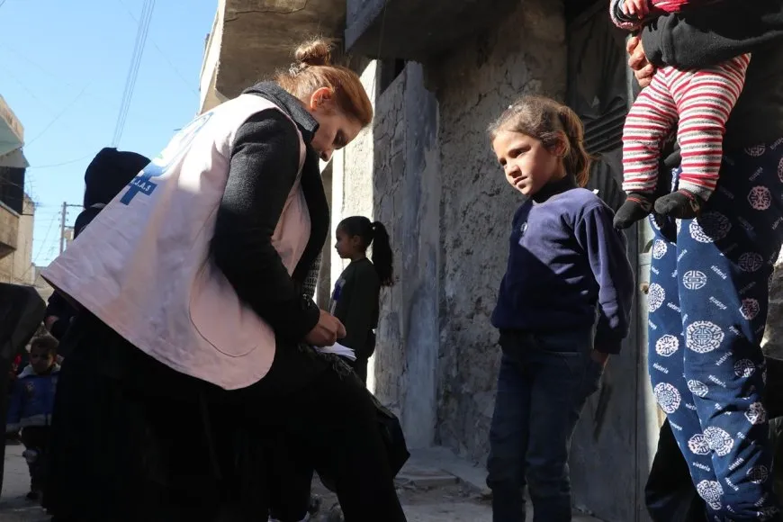 Weqfa Jina Azad a Heleb alîkarî pêşkêşî koçberên Şehbayê kirin
