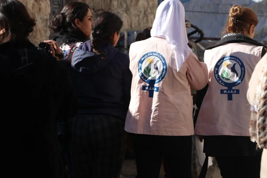 Weqfa Jina Azad a Heleb alîkarî pêşkêşî koçberên Şehbayê kirin