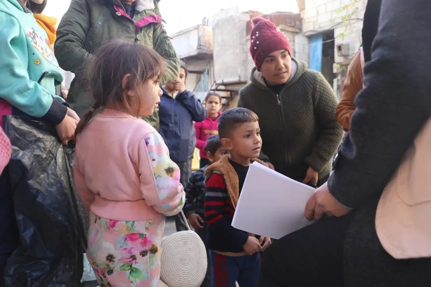 Weqfa Jina Azad a Heleb alîkarî pêşkêşî koçberên Şehbayê kirin