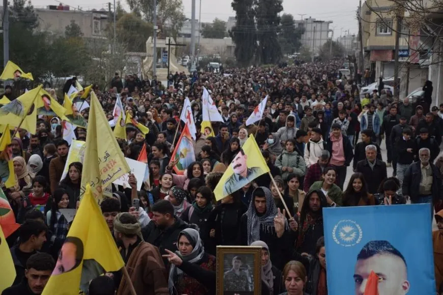 Bi deh hezaran şêniyên Kobanê li dijî dagirkeriyê meşîn