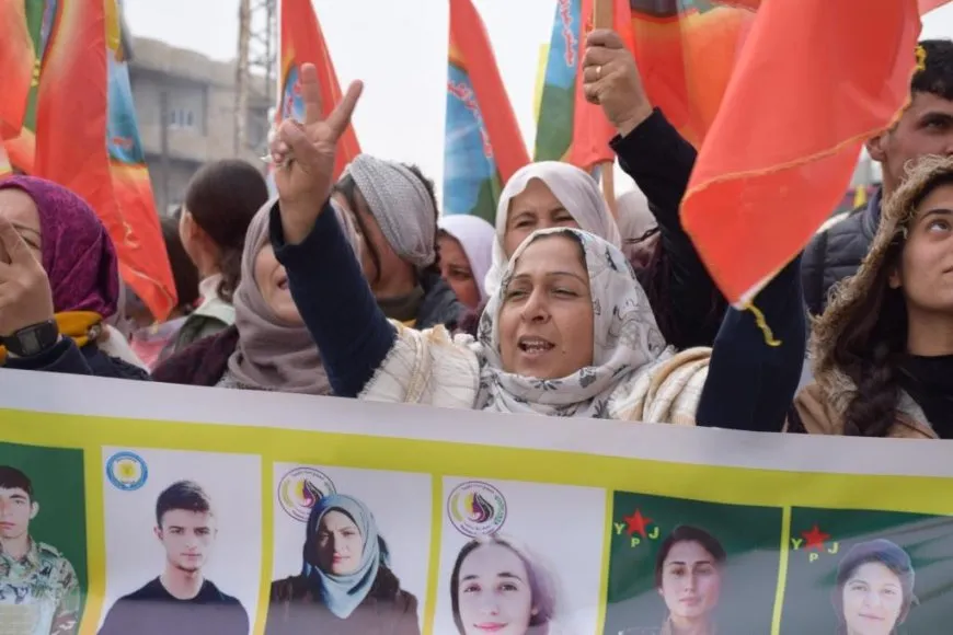 Bi deh hezaran şêniyên Kobanê li dijî dagirkeriyê meşîn