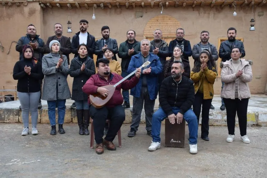 Hunermendên Kobanê bi navê `Em li pişta QSD YPJˋê ne` klîbekê amade dikin