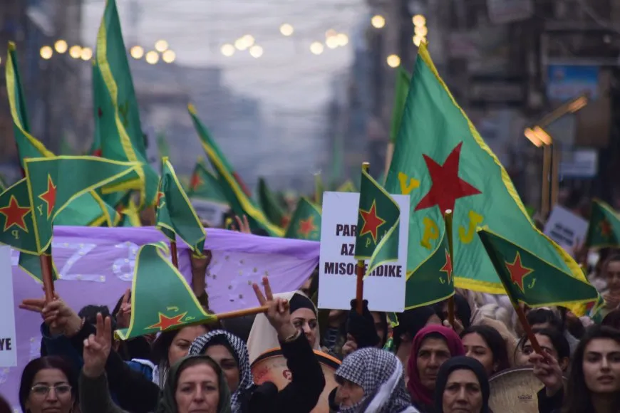 Bi hezaran jin li Qamişloyê meşiyan: Kobanê xeta sor e