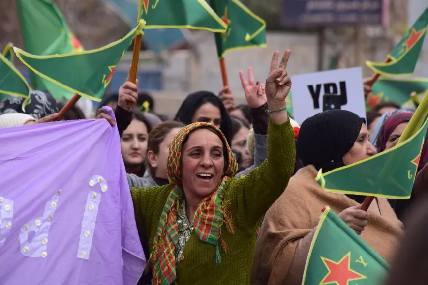 Bi hezaran jin li Qamişloyê meşiyan: Kobanê xeta sor e