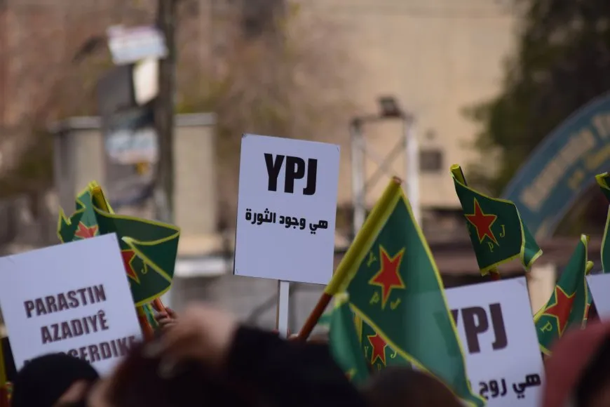 Bi hezaran jin li Qamişloyê meşiyan: Kobanê xeta sor e