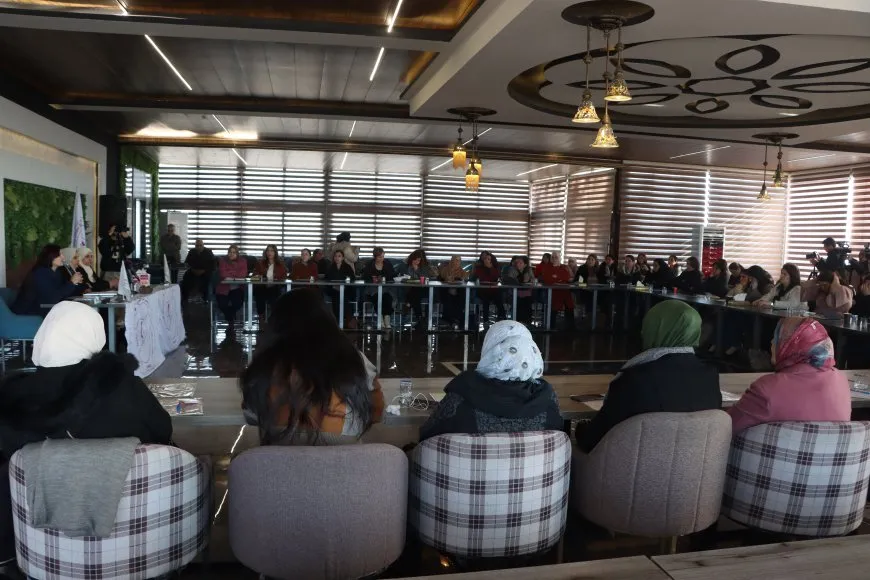 Siberoja jinan û mafên wan li Sûriyeyê rojeva komxebateke jinan bû