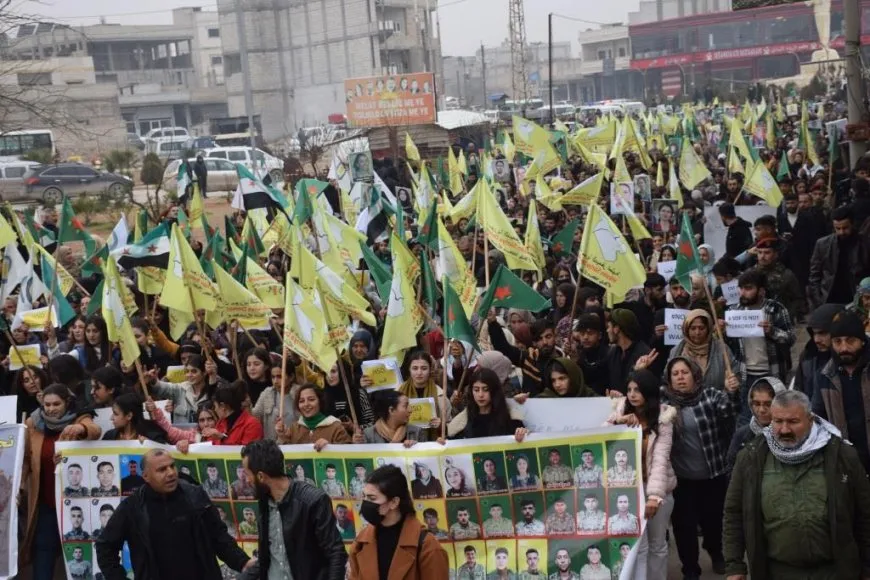 Li Kobanê meşa girseyî ya ji bo piştgiriya QSDˈê