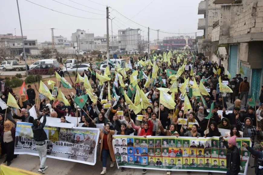 Li Kobanê meşa girseyî ya ji bo piştgiriya QSDˈê
