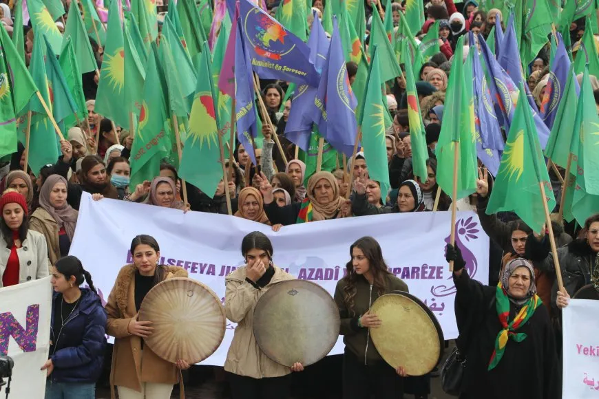 Jinên li Hesekê bi meşeke girseyî piştgirî da YPJˋê