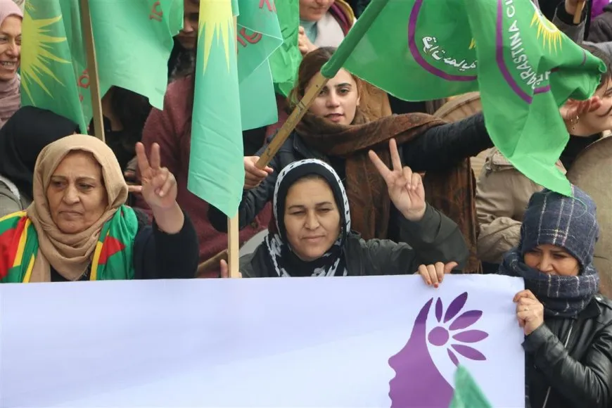 Jinên li Hesekê bi meşeke girseyî piştgirî da YPJˋê