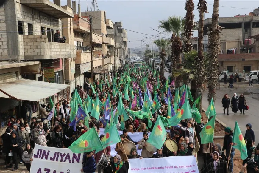 Jinên li Hesekê bi meşeke girseyî piştgirî da YPJˋê