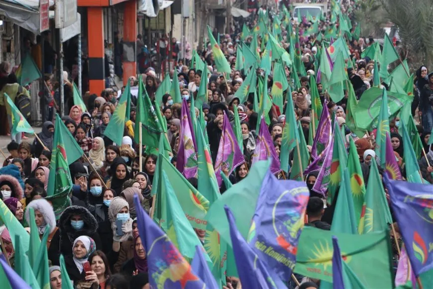 Jinên li Hesekê bi meşeke girseyî piştgirî da YPJˋê