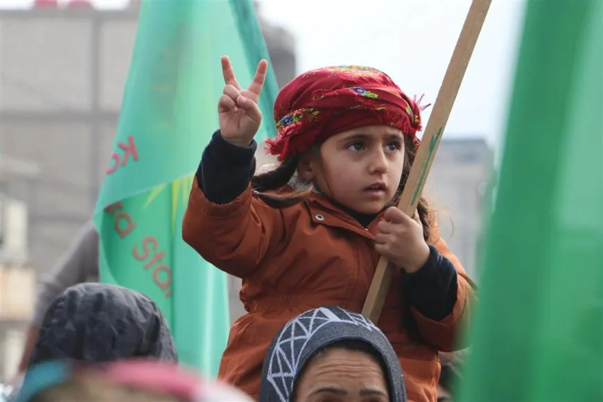 Jinên li Hesekê bi meşeke girseyî piştgirî da YPJˋê