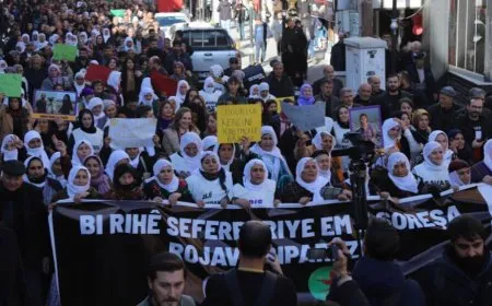 Li dijî dagirkeriyê girseya gel ber bi sînorê Qamişloyê ve meşiyan