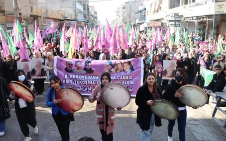 Li Qamişloyê ji bo bîranîna şehîd Sara, Rojbîn û Ronahî meşa girseyî