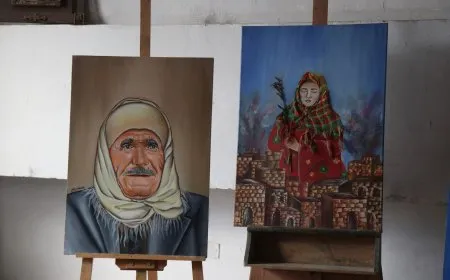 Hunermendeke koçber bi tabloyan girêdana bi nasname û hebûna xwe re nîşan dide