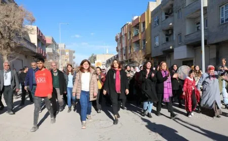 Li dijî êrişên dagirkeran jin ber bi sînorê Kobanê ve meşiyan