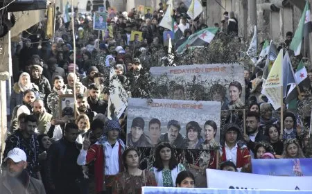 Bi hezaran koçberên Efrînî banga vegera li bajarên xwe kir