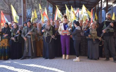 Malbatên şehîdan ên Kobanê çekên zarokên xwe rakirin