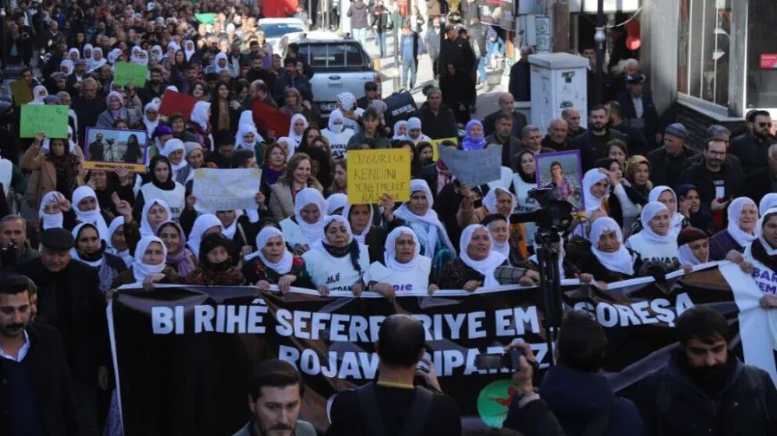 Li dijî dagirkeriyê girseya gel ber bi sînorê Qamişloyê ve meşiyan
