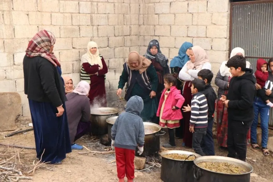 Dayik xwarinê ji şervanan re çêdikin