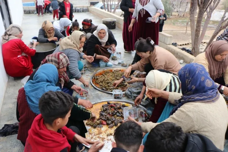 Dayik xwarinê ji şervanan re çêdikin