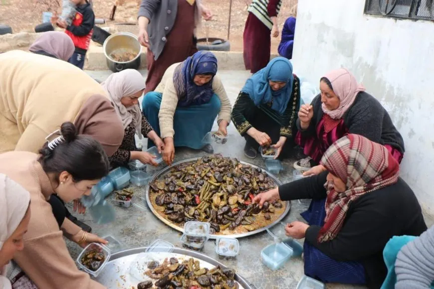 Dayik xwarinê ji şervanan re çêdikin