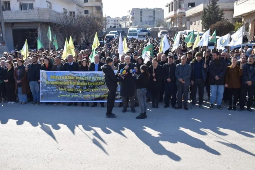Gelê Kobanê: Em berxwedana gelê Bakurê Kurdistanê bi dil û can silav dikin